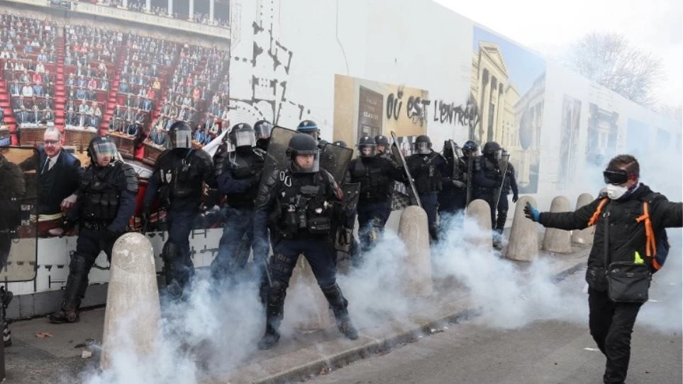 Σκληρές εικόνες! Διαδηλωτής στα «Κίτρινα Γιλέκα» έχασε το χέρι του από χειροβομβίδα (βίντεο)
